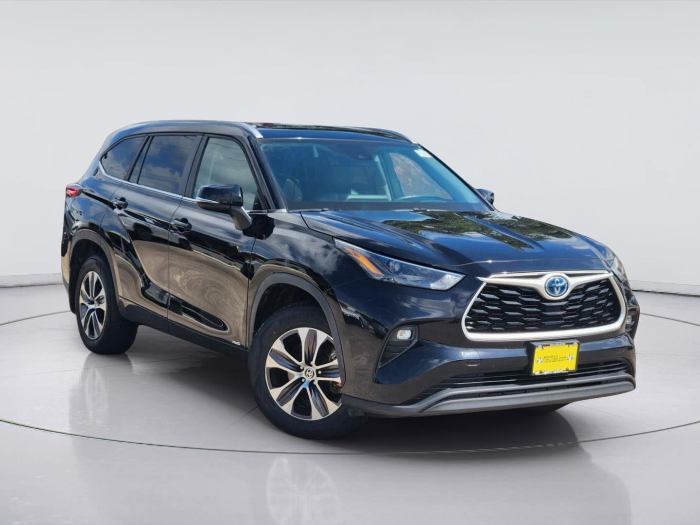 2023 Toyota Highlander Hybrid XLE in Midnight Black Metallic — front three-quarter view
