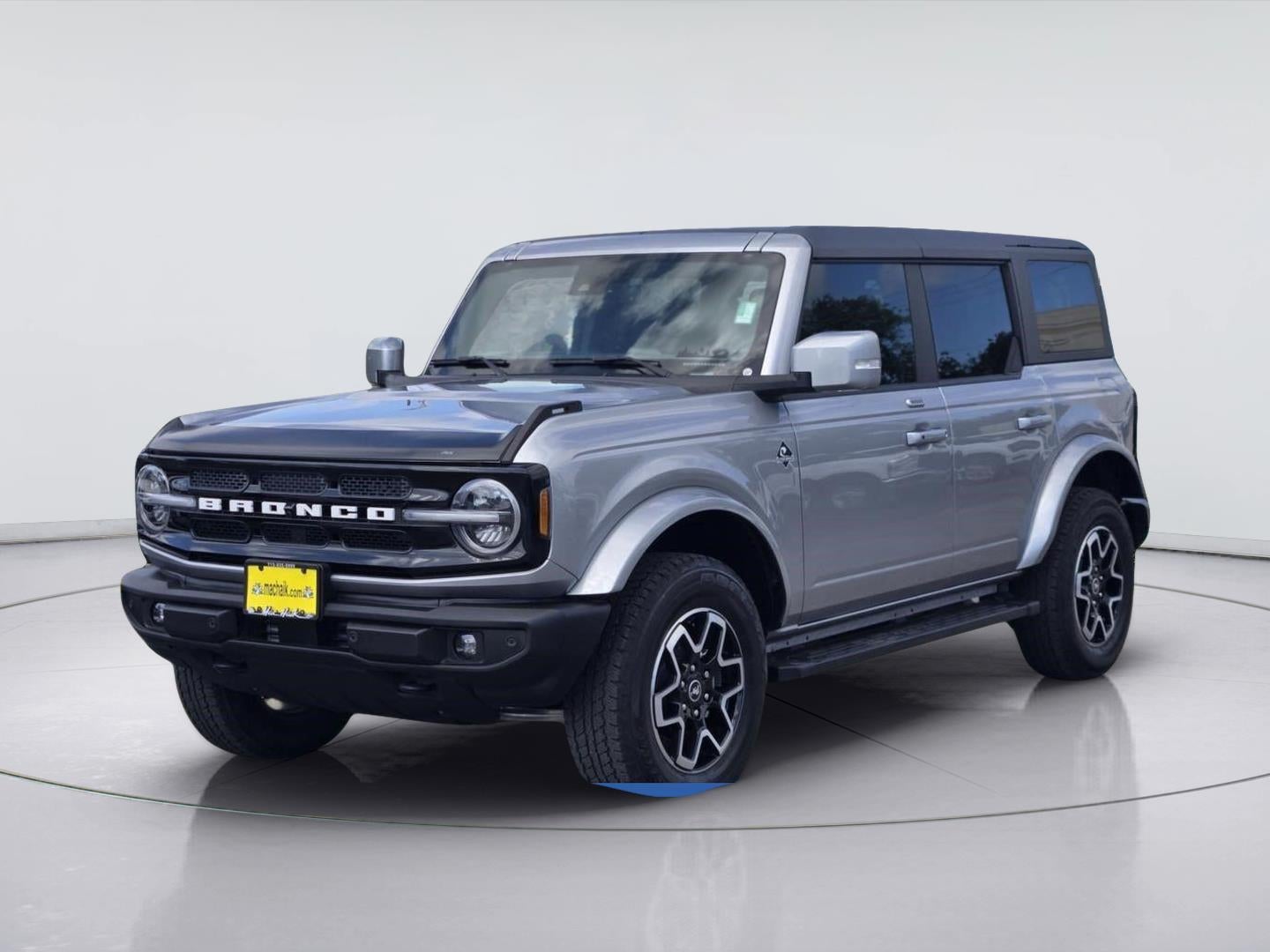 2023 Ford Bronco Outer Banks in Iconic Silver — front three-quarter view