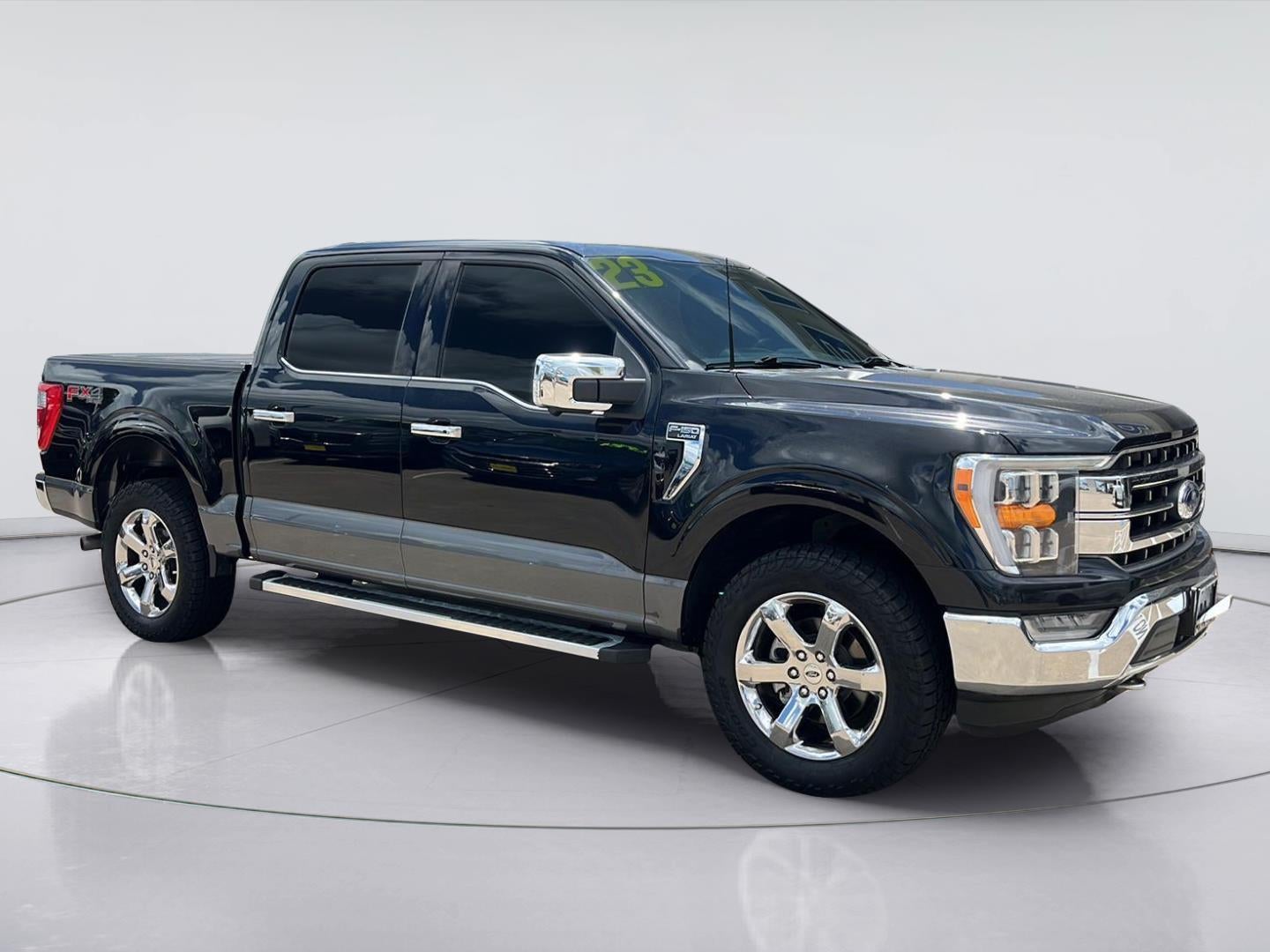 2023 Ford F-150 LARIAT in Agate Black And Carbonized Gray — front three-quarter view