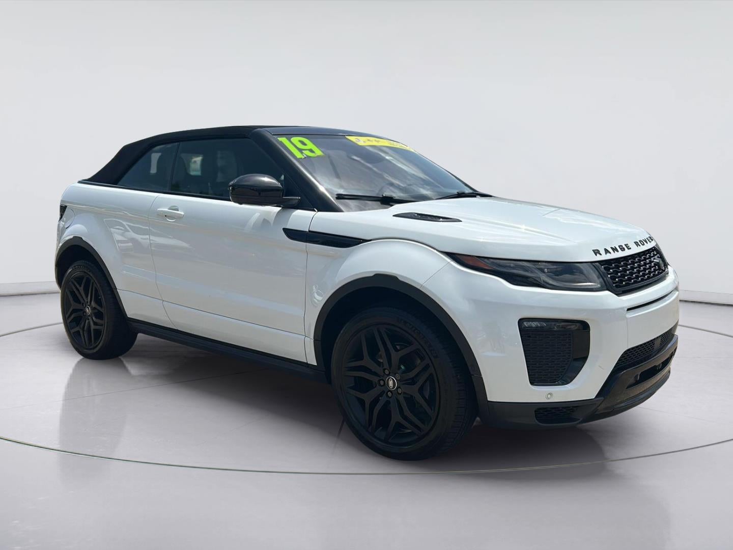2019 Land Rover Range Rover Evoque HSE Dynamic in Fuji White — front three-quarter view