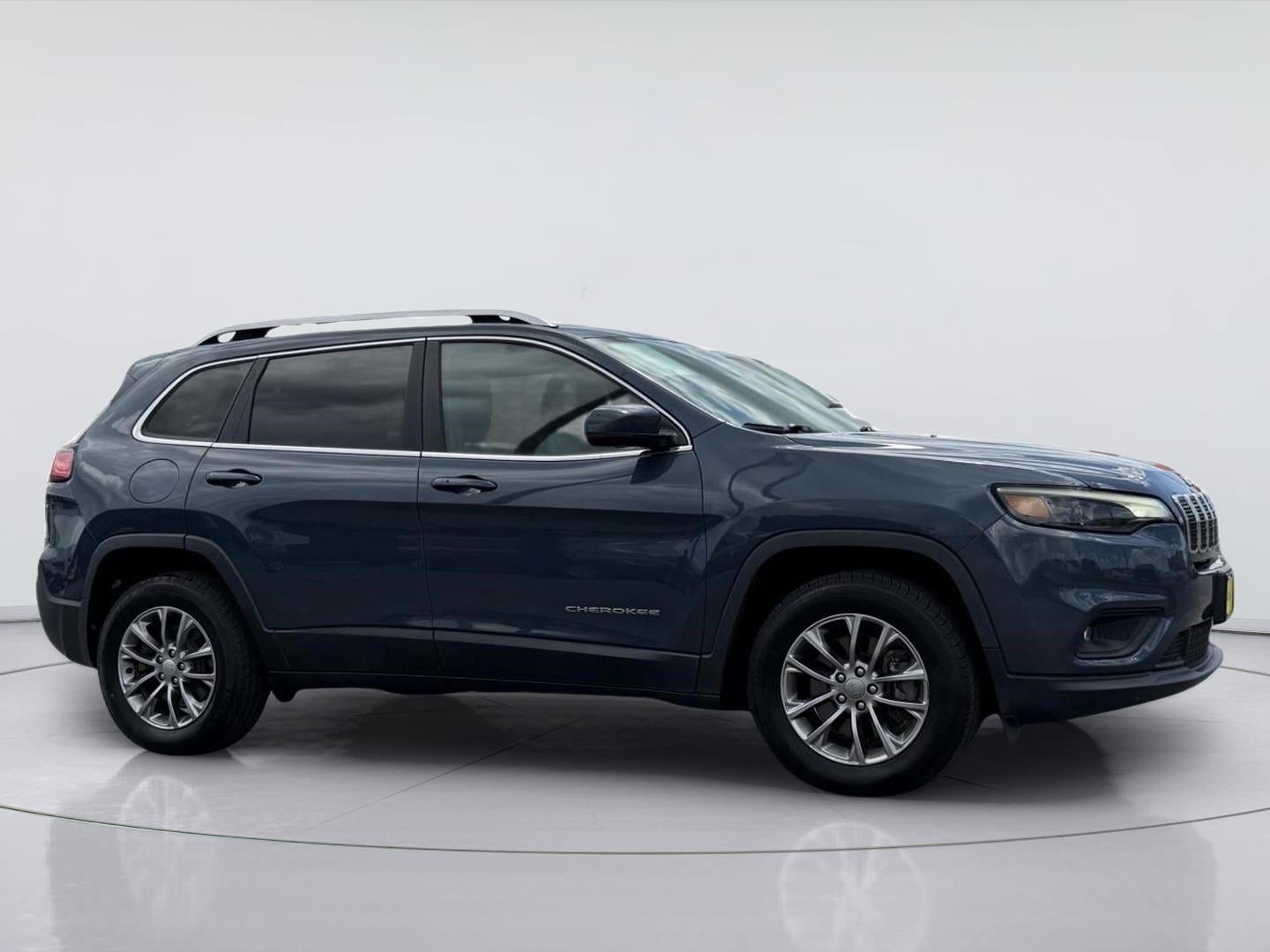 2019 Jeep Cherokee Latitude Plus in Blue Shade Pearlcoat — front three-quarter view